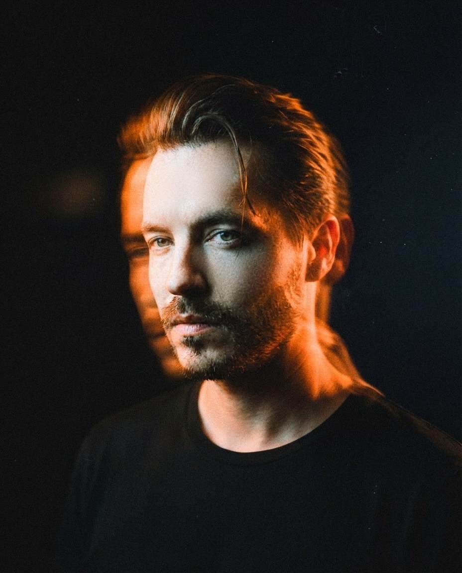 OBSYDN (Pierre Duez), portrait in orange backlight